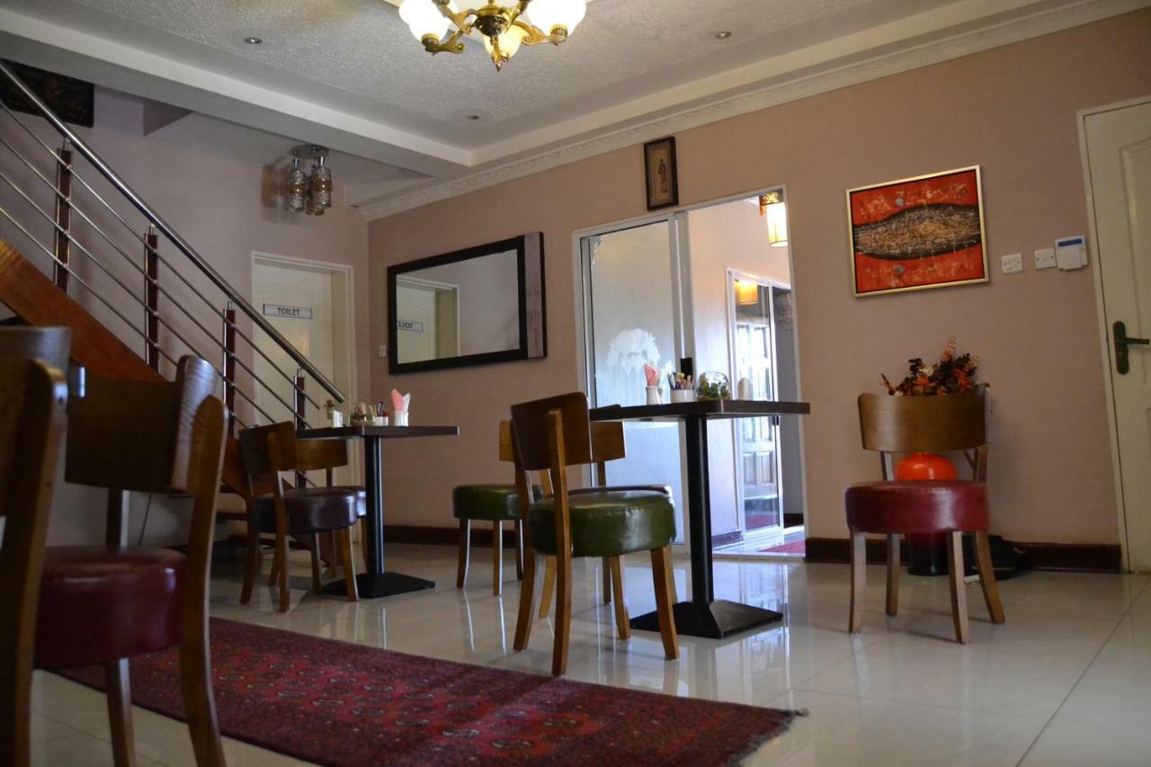 Triple Palms Bed And Breakfast กาโบโรเน ภายนอก รูปภาพ
