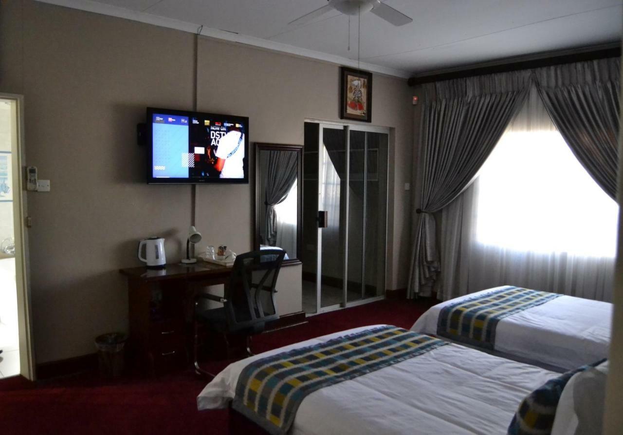 Triple Palms Bed And Breakfast กาโบโรเน ภายนอก รูปภาพ