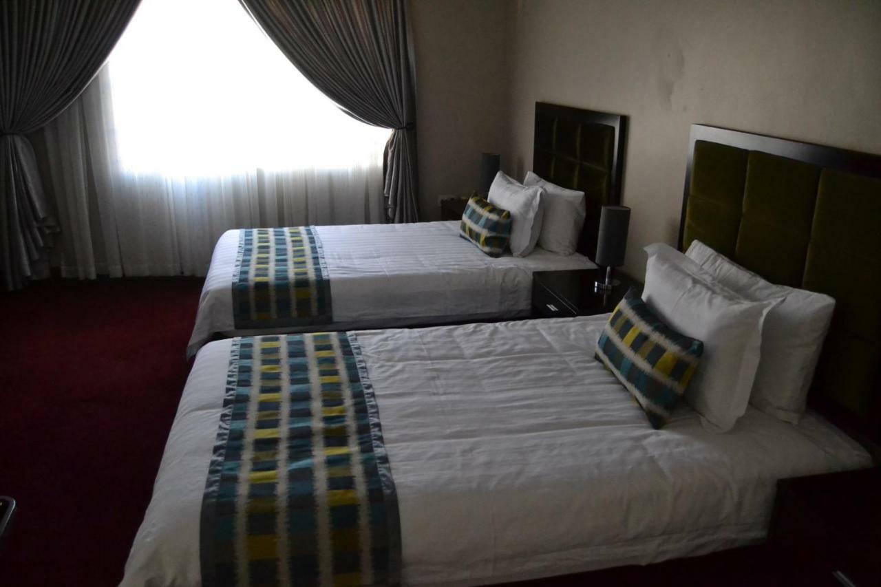 Triple Palms Bed And Breakfast กาโบโรเน ภายนอก รูปภาพ