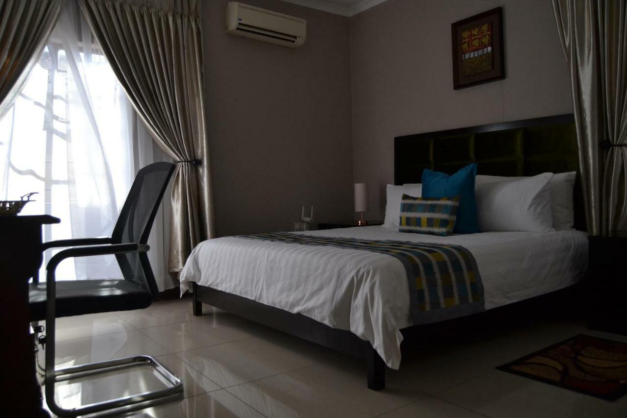 Triple Palms Bed And Breakfast กาโบโรเน ภายนอก รูปภาพ
