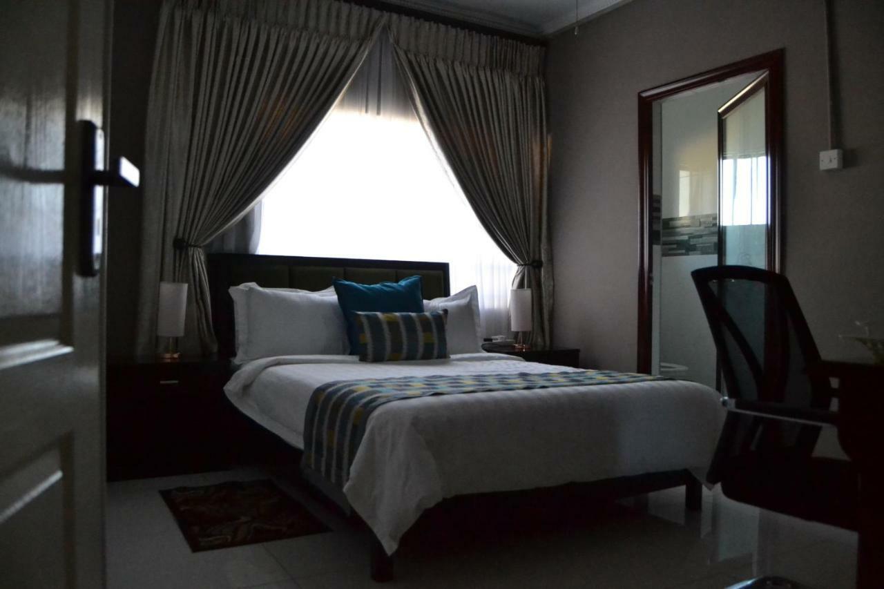 Triple Palms Bed And Breakfast กาโบโรเน ภายนอก รูปภาพ