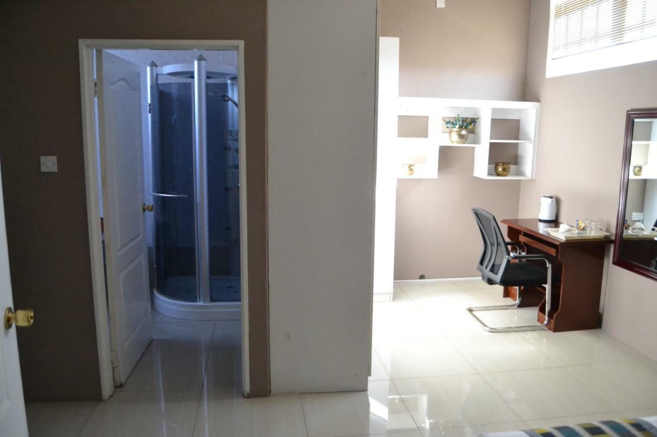 Triple Palms Bed And Breakfast กาโบโรเน ภายนอก รูปภาพ