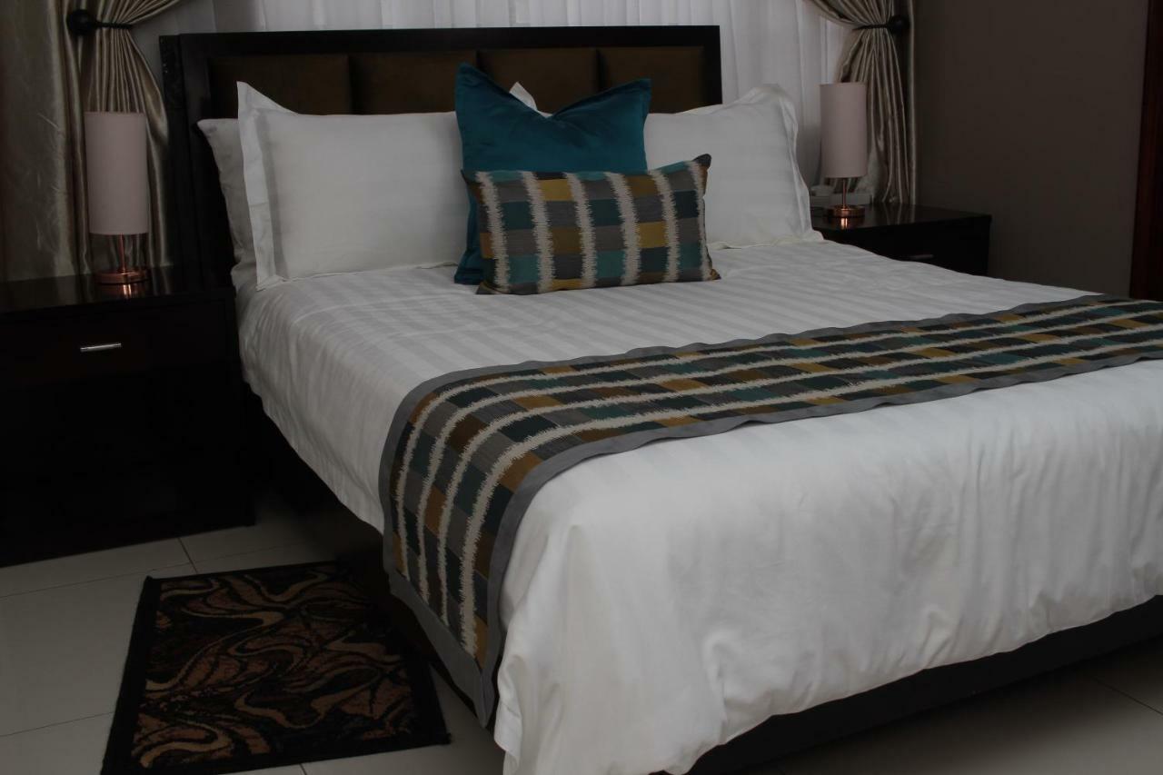 Triple Palms Bed And Breakfast กาโบโรเน ภายนอก รูปภาพ