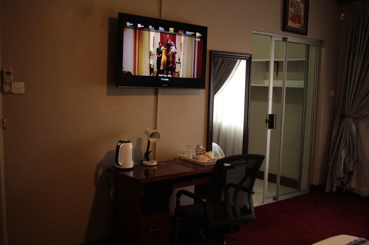 Triple Palms Bed And Breakfast กาโบโรเน ภายนอก รูปภาพ