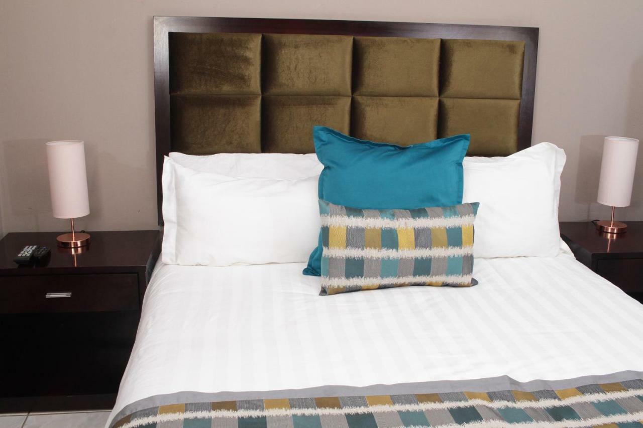 Triple Palms Bed And Breakfast กาโบโรเน ภายนอก รูปภาพ